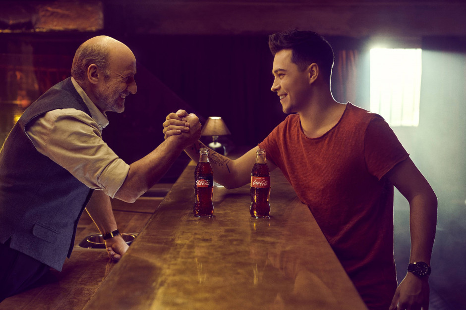 fot. materiały prasowe Coca-Cola: Piotr Fronczewski i youtuber ReZi w nowym spocie reklamowym