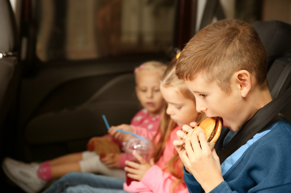 fot. shutterstock Jedzenie z Mc'Donalds i hot dogi najczęściej wybierane podczas podróży z dziećmi