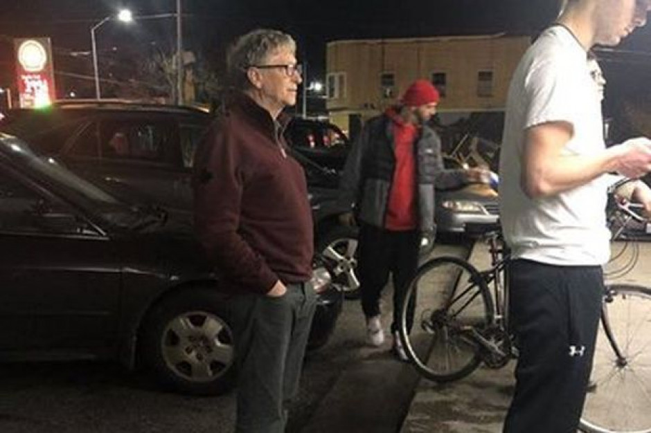 fot. za facebook.com Miliarder Bill Gates lubi poczekać w kolejce po zwykłego burgera