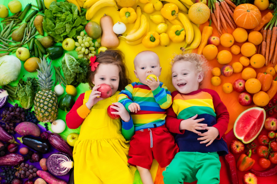 fot. shutterstock IŻŻ zmodyfikował piramidę zdrowego żywienia najmłodszych. Zaleca więcej snu i ruchu!