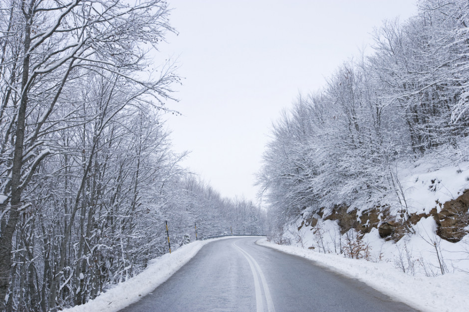 fot. shutterstock GDDKiA: Drogi krajowe przejezdne. Lokalnie śnieg i mgła