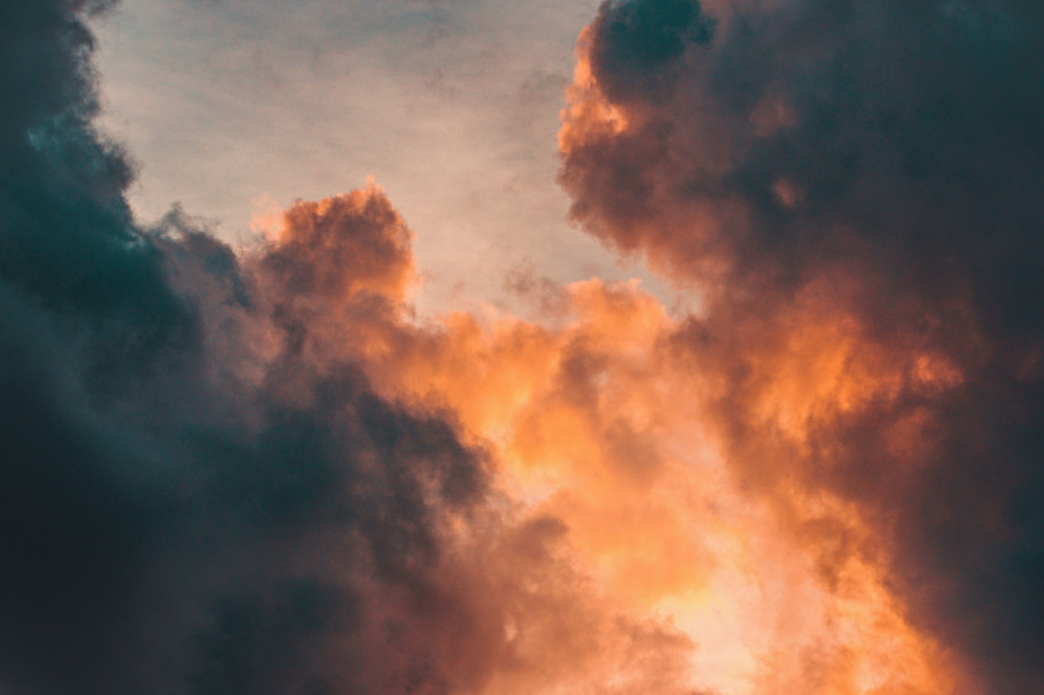 fot. unsplash.com Pożar hali z artykułami spożywczymi na warszawskiej Białołęce