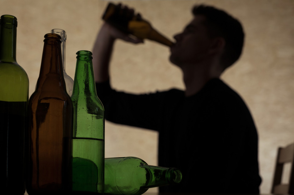 fot. shutterstock Upijanie się alkoholem w młodym wieku powoduje trwałe zmiany w mózgu