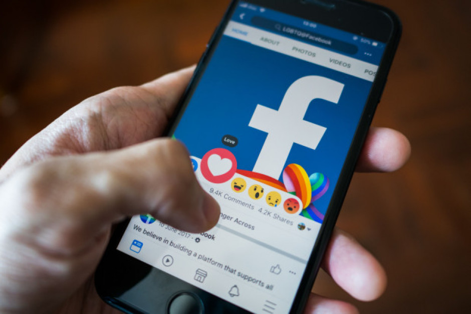 fot. shutterstock Facebook poda użytkownikom więcej informacji na temat reklam