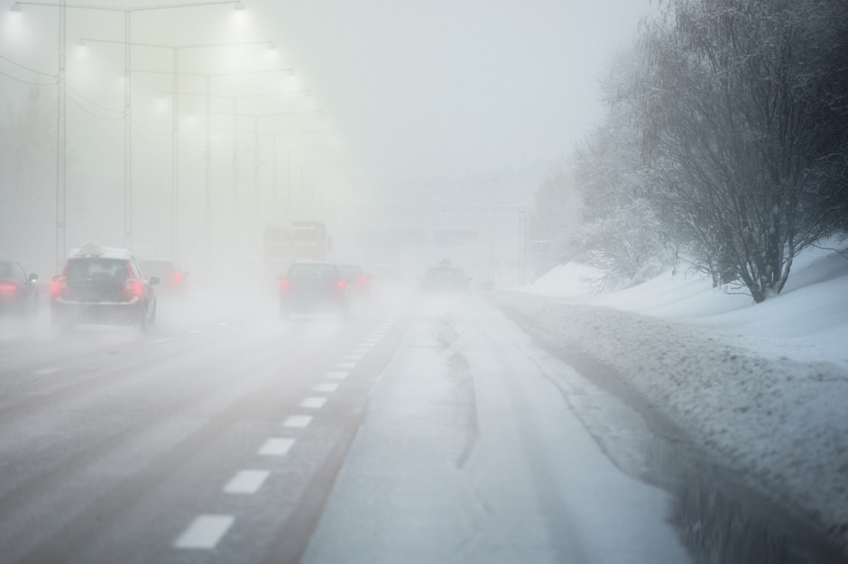 fot. shutterstock GDDKiA o utrudnieniach dla kierowców: Ślisko, opady i mgła