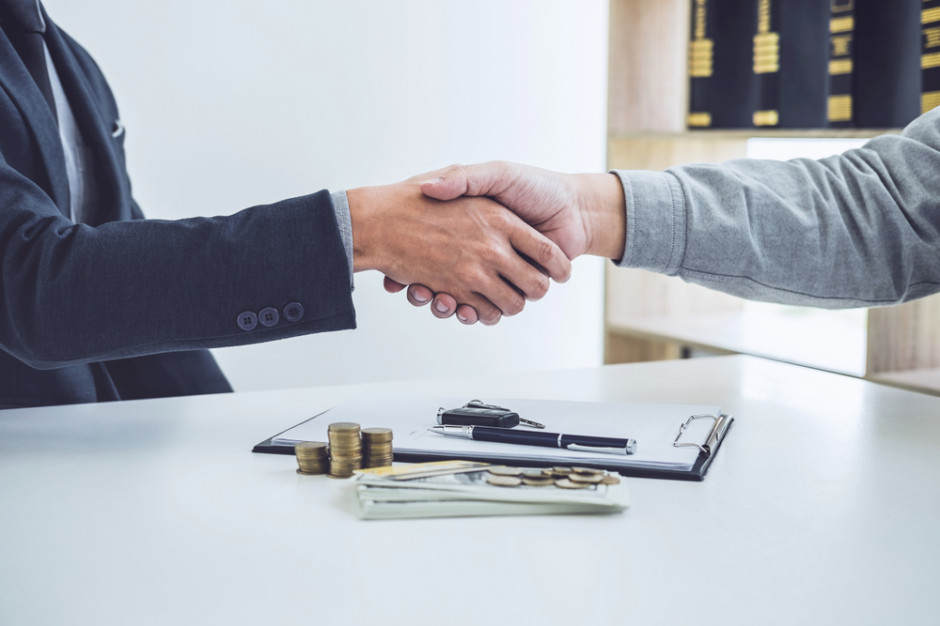 fot. Shutterstock Apetyt na pracowników w handlu nie słabnie, a chętnych też jest dużo