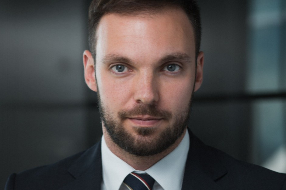 Łukasz Targoszyński, adwokat w warszawskim biurze kancelarii Baker McKenzie, fot. mat. pras. Ekspert: Inwestorom branżowym łatwiej przejmować firmy mięsne w Polsce