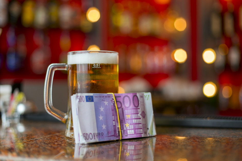 fot. Shutterstock Casualowy piątek: Modna zrzutka na piwo