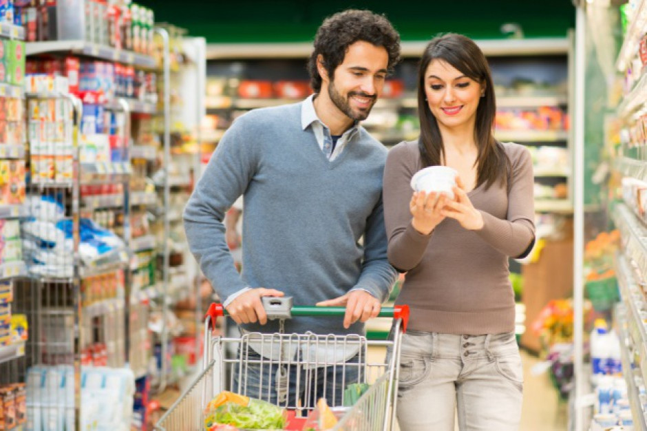 fot. shutterstock Badanie: 65 proc. przeglądających gazetki promocyjne robi zakupy niemal codziennie