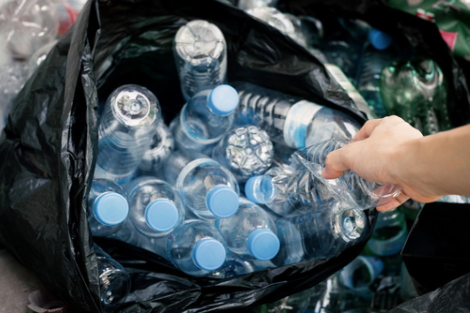 Fot. Shutterstock Sklepy będą zmuszone do wprowadzenia kaucji za butelki plastikowe
