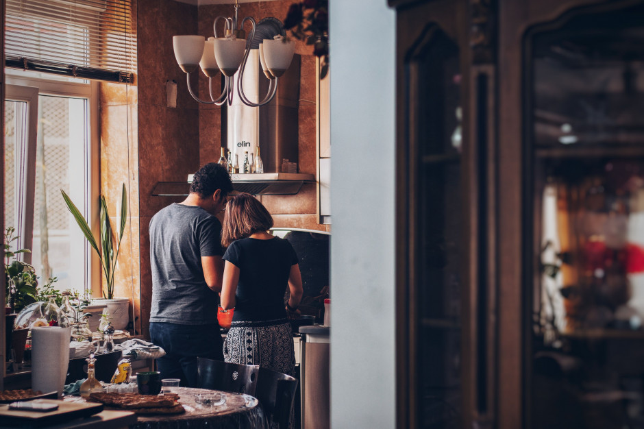 fot. unsplash.com Kto spędza więcej czasu w kuchni - kobiety czy mężczyźni? Badanie firmy Frosta