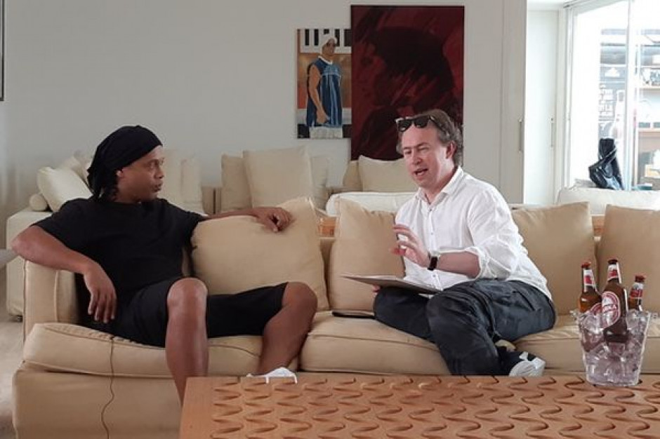 Ronaldinho i Michał Pol fot. materiały prasowe Reklama marki Warka z legendą piłki nożnej Ronaldinho wkrótce w polskiej TV