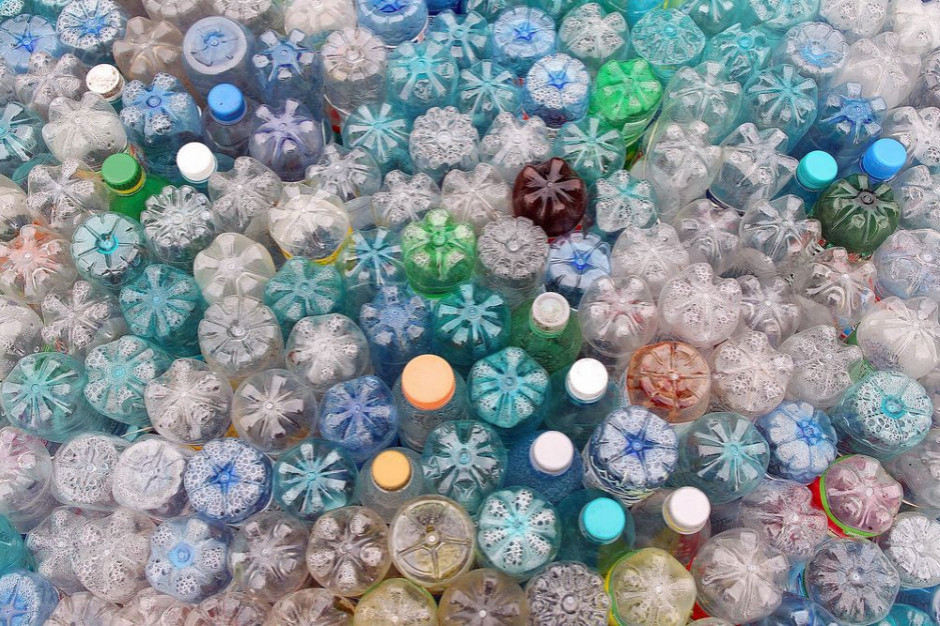 Fot. Shutterstock Sieci handlowe ograniczają użycie plastiku, ale nie uruchomiły w Polsce systemu kaucyjnego skupu