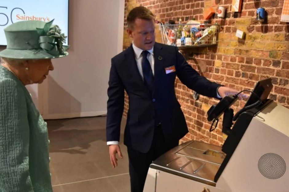 Fot. za Twitter / @RoyalFamily Królową Elżbietę II urzekła kasa samoobsługowa