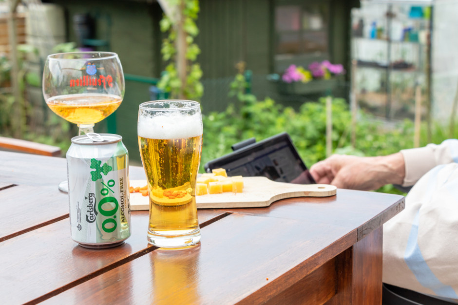 fot. Shutterstock Szał na piwo bezalkoholowe. Czy nieletni i alkoholicy mogą je pić?