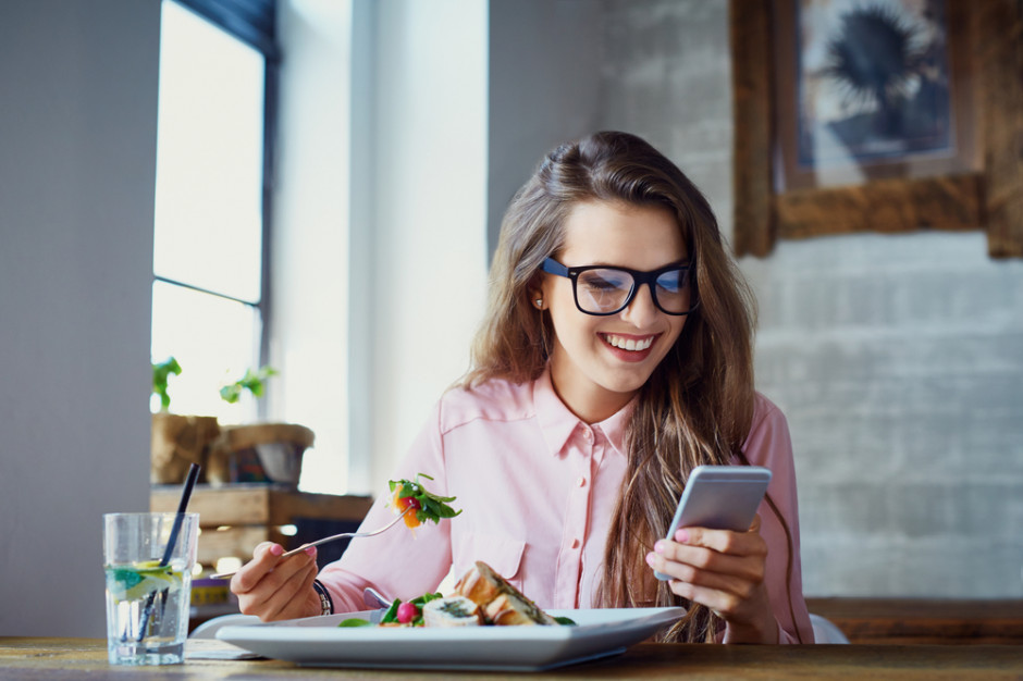 fot. shutterstock Kobiety rządzą w zamawianiu jedzenia w sieci