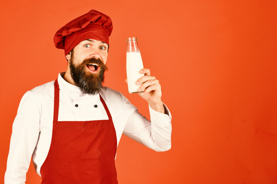 fot. shutterstock Naukowcy: Picie jogurtu może zmniejszyć ryzyko zachorowania na raka jelita grubego