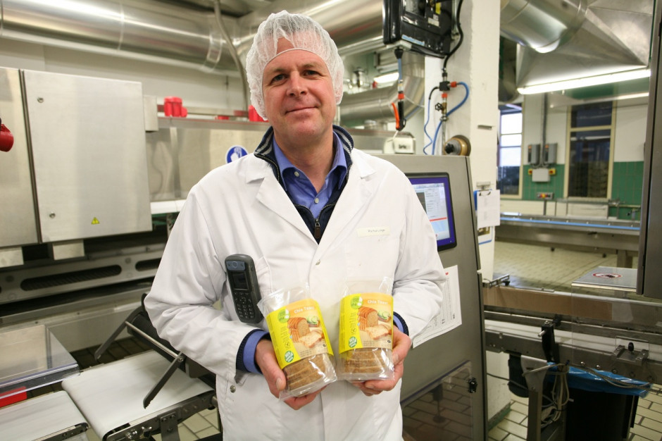 Jowa Airscan Rochus Liniger, Factory Manager Huttwil of JOWA AG with inspected gluten free bread Ishida Airscan - gwarancją jakości produktów bezglutenowych pakowanych w technologii MAP