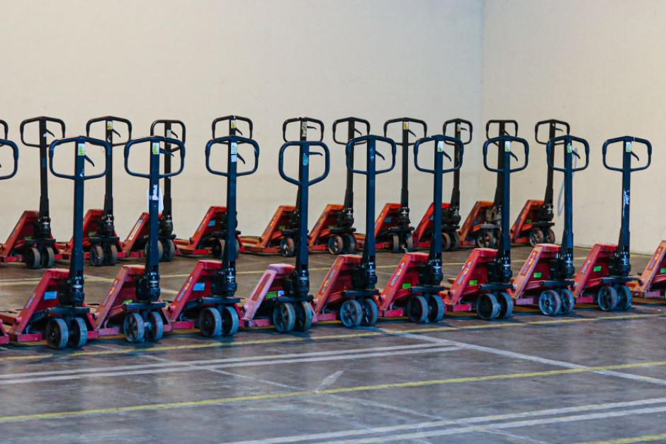 fot. materiały prasowe Kaufland wsparł Federację Polskich Banków Żywności wózkami paletowymi