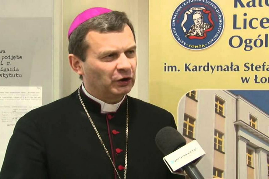 Bp Tadeusz Bronakowski, fot. za YouTube Biskup Bronakowski apeluje o powstrzymanie się od picia alkoholu w sierpniu