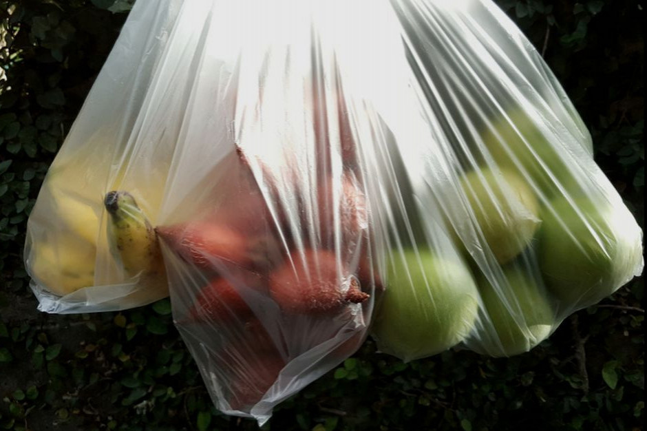 fot. shutterstock Sieci handlowe i inni uczestnicy rynku na wojnie z plastikiem