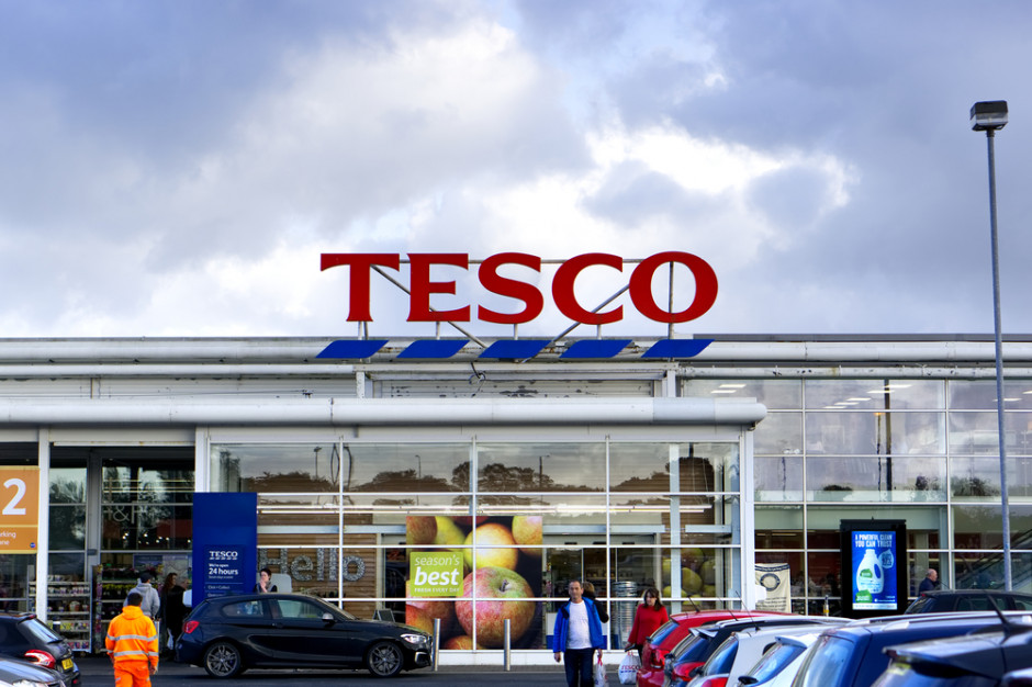 fot. Shutterstock Tesco zwalnia 2 tys. osób, ale też szuka nowych pracowników