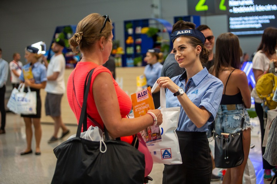 fot. materiały prasowe Aldi wręcza pasażerom na lotnisku w Katowicach produkty marki własnej