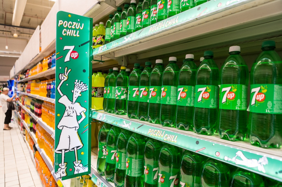 Zabudowa półki z wykorzystaniem podświetlanych stoperów fot. materiały prasowe Sklepy i producenci FMCG w sezonie wakacyjnym postawili na podświetlenia LED w kampaniach POS