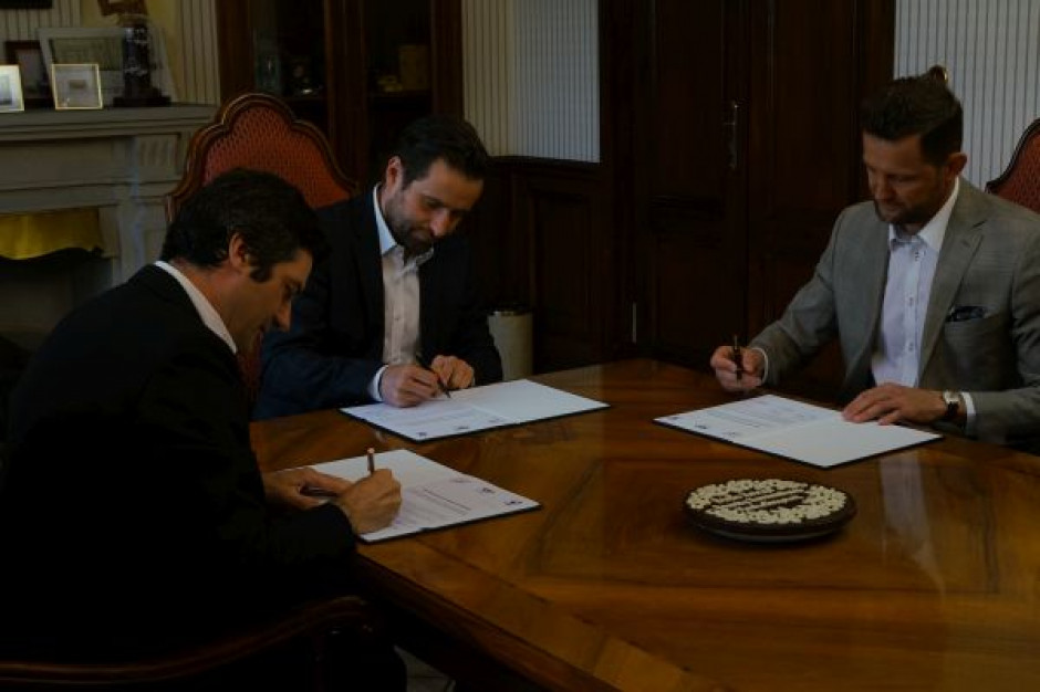 Dariusz Andrian, Prezes SAR, Maciej Herman Dyr. Zarządzający LOTTE Wedel i Mateusz Gerałtowski Prezes PSML podpisują Białą Księgę fot. materiały prasowe Lotte Wedel podpisał Białą Księgę Branży Komunikacji Marketingowej