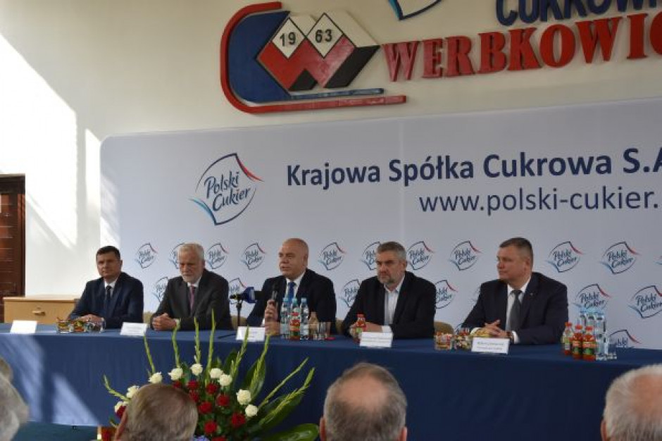 Od lewej: wicewojewoda lubelski Robert Gmitruczuk, prezes KSC Krzysztof Kowa, wicepremier Jacek Sasin, minister rolnictwa Jan Krzysztof Ardanowski, dyrektor Cukrowni Werbkowice Krzysztof Mięczak fot. KSC Holding Krajowa Grupa Spożywcza ma powstać na bazie Krajowej Spółki Cukrowej