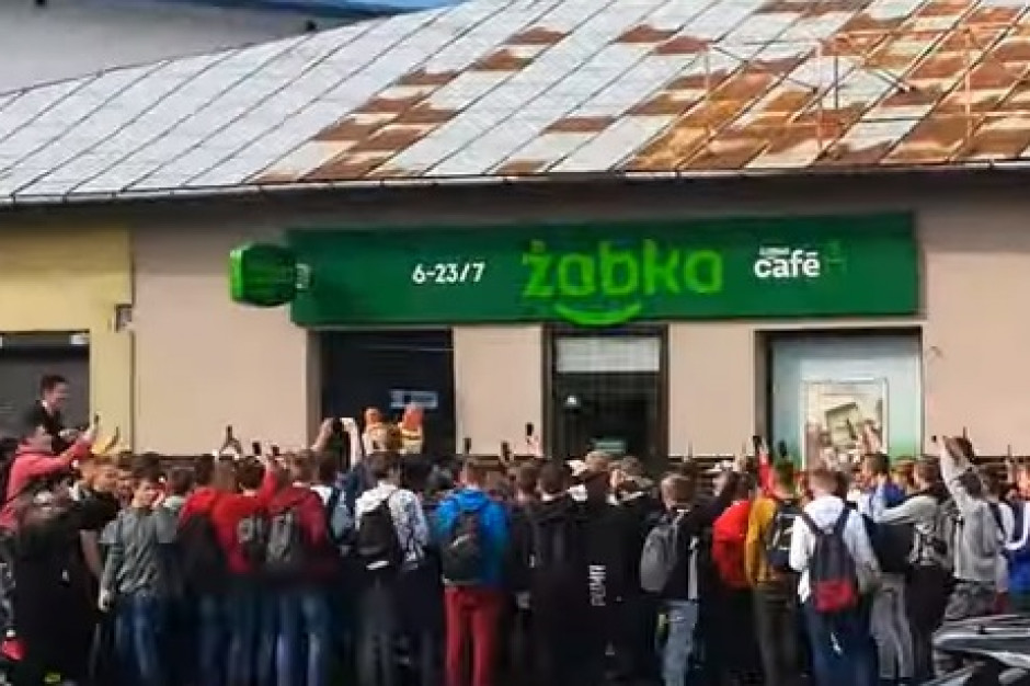 fot. kadr za YouTube Radom: Protest pod Żabką z powodu braku hot-dogów (wideo)