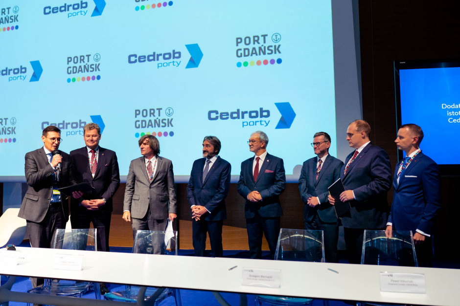 Podpisanie umowy, fot. mat. pras. Cedrob wybuduje mroźnię w Porcie Gdańsk. Wartość inwestycji to min. 100 mln zł