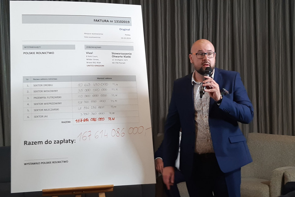 Jacek Zarzecki, prezes PZHiPBM prezentuje "fakturę" wystawioną organizacjom prozwierzęcym, fot. portalspozywczy.pl