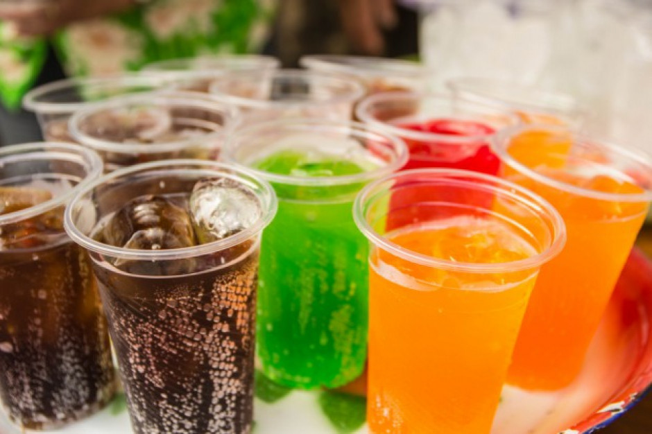 fot. shutterstock Singapur chce zakazać reklamy słodzonych napojów