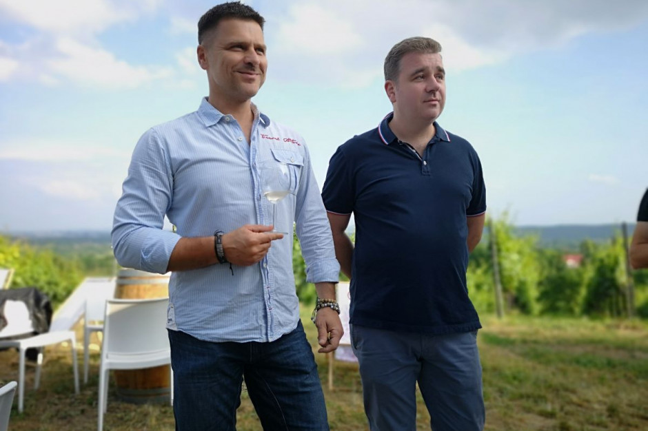 Mikołaj Tyc (z lewej) i Mirosław Jax Kwiatkowski, właściciele winnicy Srebrna Góra. Fot. materiały prasowe winnicy Srebrna Góra Casualowy piątek: Winnica Srebrna Góra - chcemy produkować coraz lepsze wina (zdjęcia)