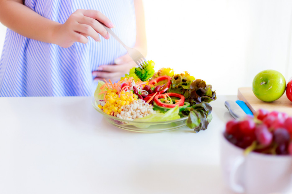 fot. shutterstock Naukowcy: Tłusta dieta w czasie ciąży uszkadza mózg płodu