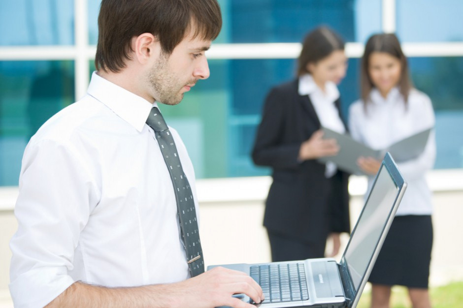 fot. Shutterstock Firmy skrócą czas pracy, by nie dać rządowej podwyżki?