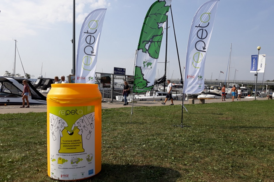 fot. materiały prasowe Coca-Cola przekazała gminom 1300 żółtych pojemników do selektywnej zbiórki opadów