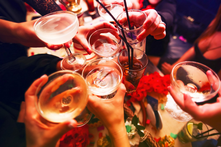 fot. shutterstock CBOS: Polacy piją mniej piwa, ale więcej wina i alkoholi wysokogatunkowych (badanie)