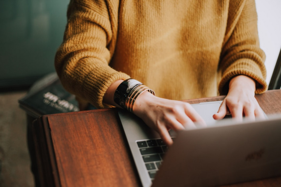 fot. unsplash 9 grudnia kulminacja internetowych zakupów Polaków. Co Polacy planują kupić w prezencie pod choinkę?