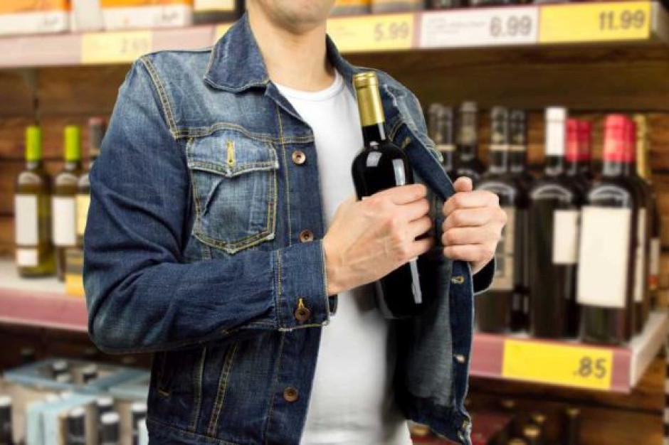 fot. Shutterstock Alkohole jednymi z najczęściej kradzionych towarów w sklepach, przed Sylwestrem kradzieży będzie więcej