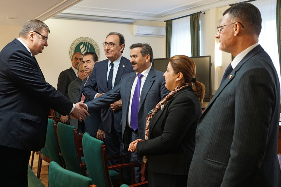 Sekretarz stanu Szymon Giżyński wita delegację Ministerstwa Rolnictwa i Zasobów Wodnych Rządu Regionalnego Kurdystanu Republiki Iraku fot. MRiRW MRiRW prowadzi rozmowy o współpracy z Kurdystanem w sektorze rolno-spożywczym