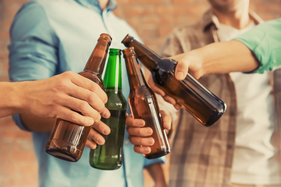 fot. shutterstock.com Casualowy piątek: Powrót do czasów PRL, czyli jak piją Polacy
