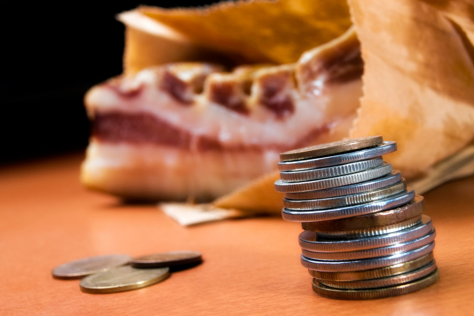 Czy branża mięsna będzie rekompensować emisję CO2 specjalną opłatą za mięso?; fot. shutterstock Podatek od mięsa? Ceny mięsa mogą wzrosnąć