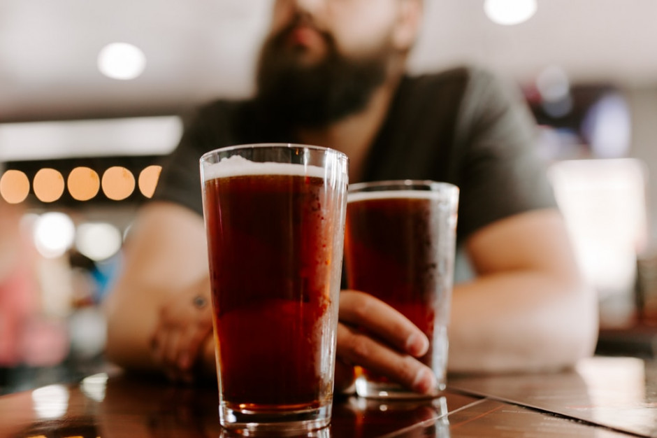 Piwo w czasie meczu piją niemal wszyscy kibice piłki nożnej, fot. unsplash/Julianna Arjes Badanie: ponad 90 proc. konsumentów pije alkohol podczas transmisji wydarzeń sportowych