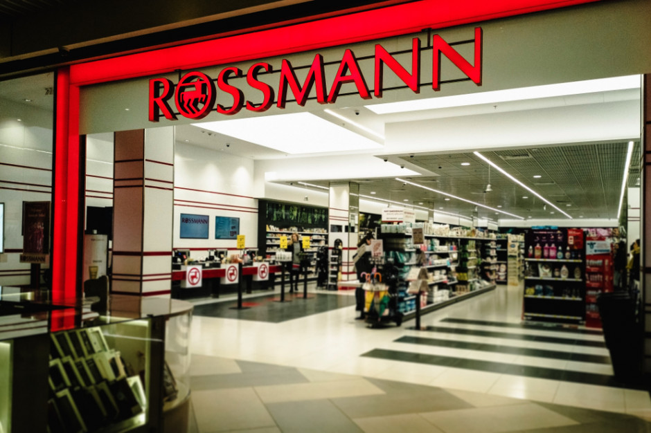 Po rocznej przerwie sieć Rossmann wraca na pozycję lidera rankingu sieci handlowych najlepiej ocenianych przez Polaków fot. Shutterstock TOP 10 najlepiej ocenianych sieci handlowych. Gdzie Polacy lubią robić zakupy i dlaczego?