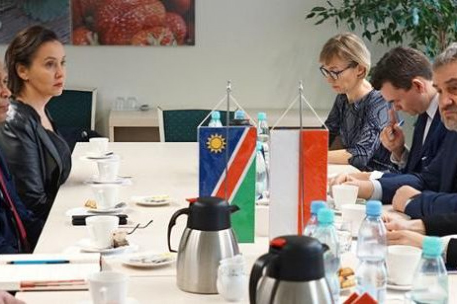 Minister rolnictwa Jan Ardanowski spotkał się 4 lutego z Ambasadorem Republiki Namibii, Andreasem B. D. Guibeb’em i towarzyszącą mu delegacją. fot. za gov.pl Polska i Namibia chcą zwiększyć wymianę handlową artykułami rolno-spożywczymi