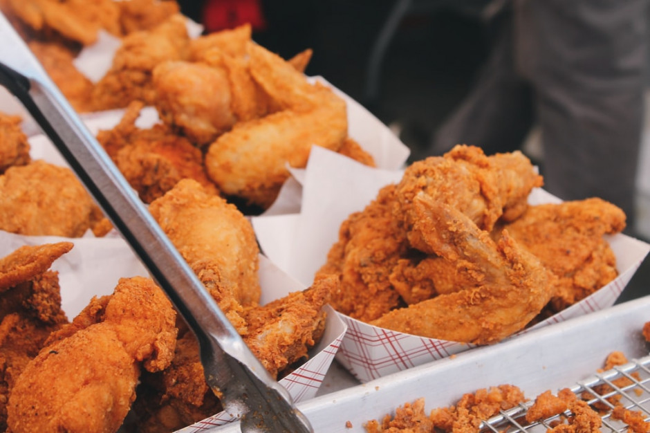Rekordową liczbę 1,4 mld skrzydełek kurczaka zjedli Amerykanie w weekend Super Bowl, fot. unsplash/Brian Chan Rekordową liczbę 1,4 mld skrzydełek kurczaka zjedli Amerykanie w weekend Super Bowl