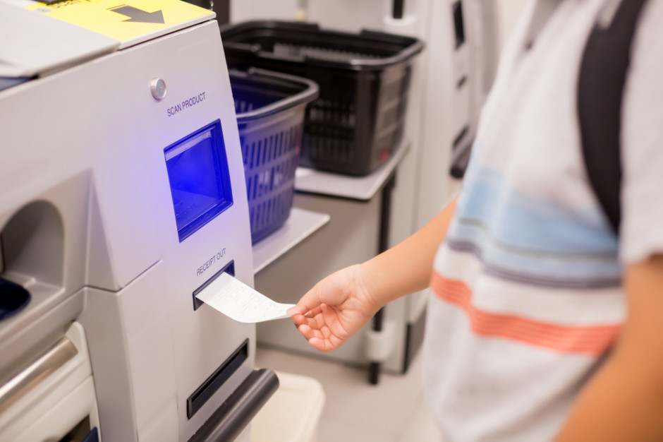Kasy samoobsługowe to dopiero początek. Coraz częściej w sklepach pojawiają się wirtualne przymierzalnie, cyfrowe koszyki i półki z czujnikami fot. Shutterstock Automatyzacja szansą tradycyjnych sklepów w starciu z e-handlem