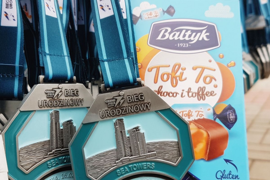 Specjalnie na coroczny Bieg Urodzinowy z cyklu Grand Prix Gdyni Fabryka Czekolady Bałtyk przygotowała dla zawodników cukierki toffi w czekoladzie „TofiTo”. fot. materiały prasowe ZPC Bałtyk wspierał jubileusz miasta Gdynia i urodzinowy bieg